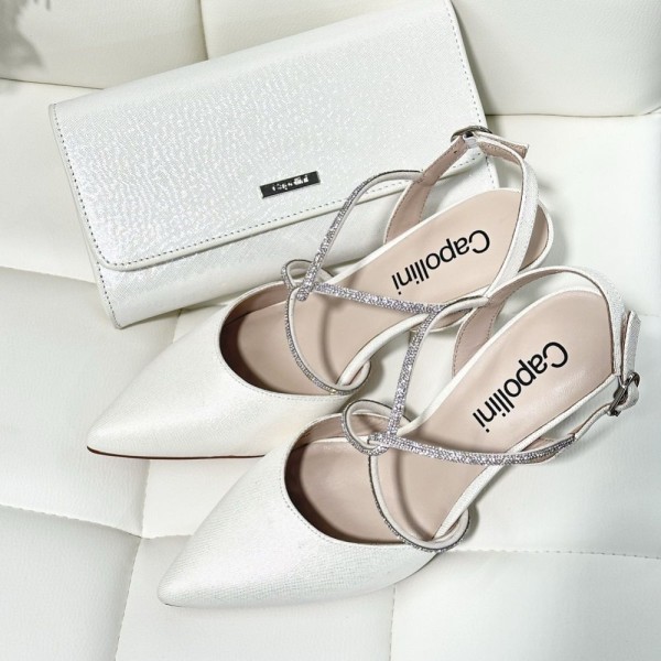 Stilvolle glitzernde Slingbacks mit passender Lederclutch