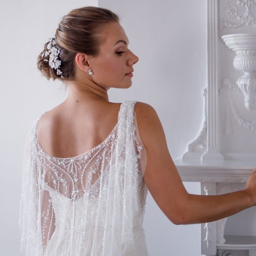 Cómo llevar las últimas tendencias en adornos florales para el pelo en bodas