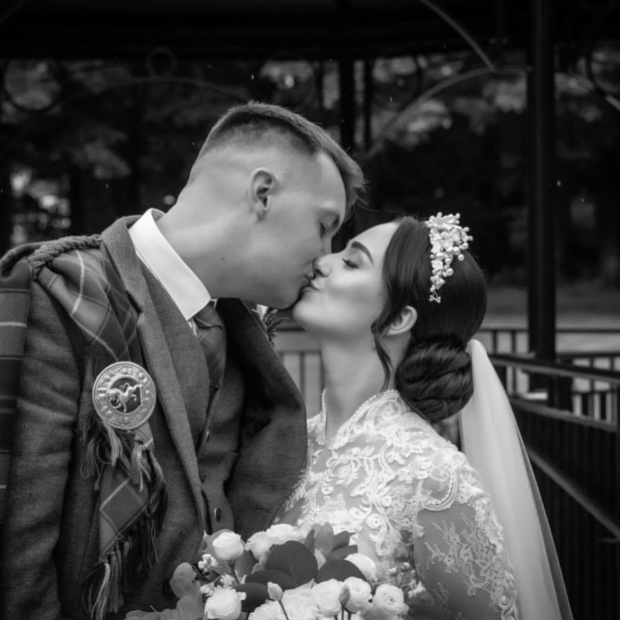 Echte Braut - Chloe trägt AR717