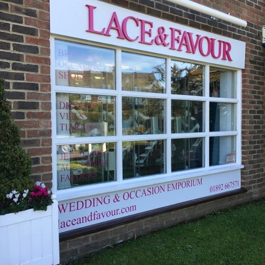 Entra en nuestra tienda de complementos para novias