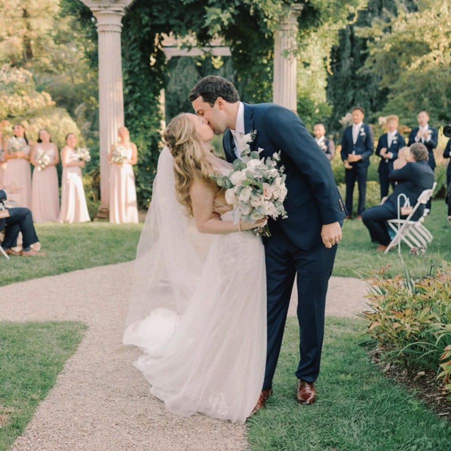 Novia real: Erin con zapatos de tacón de novia de Tess