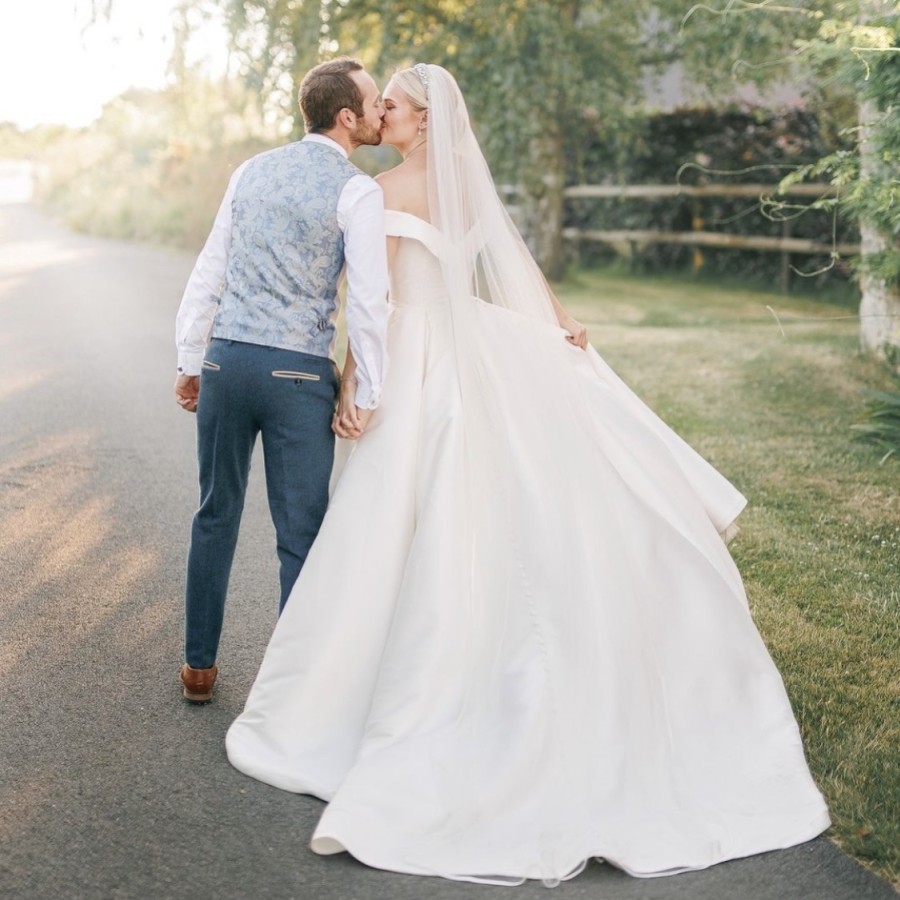 Novia real: Hannah luce el conjunto de joyas «Elegance»