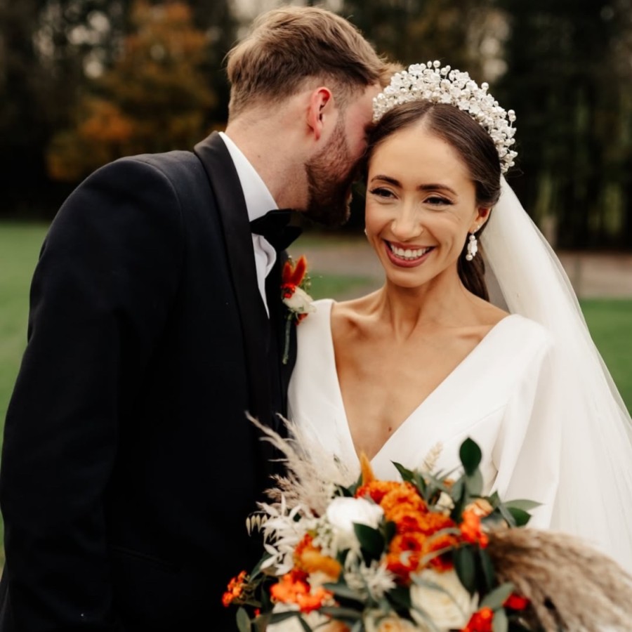 Novia real: Rhianna luce una corona de flores de « Arianna » (modelo AR717)