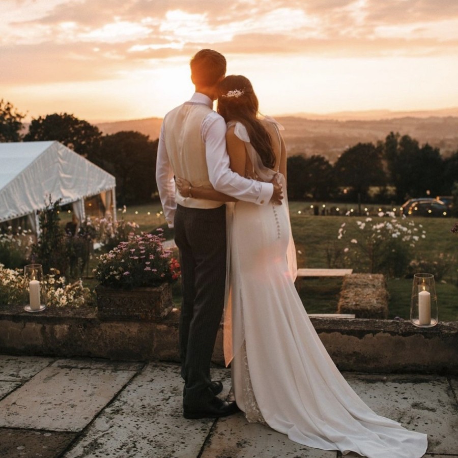 Novia real: Victoria con una diadema Anemone y zapatos de tacón Indi