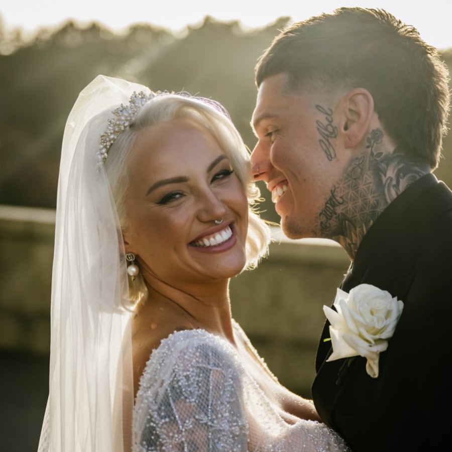 Real Bride - Emma portant le diadème Acacia et le voile S261