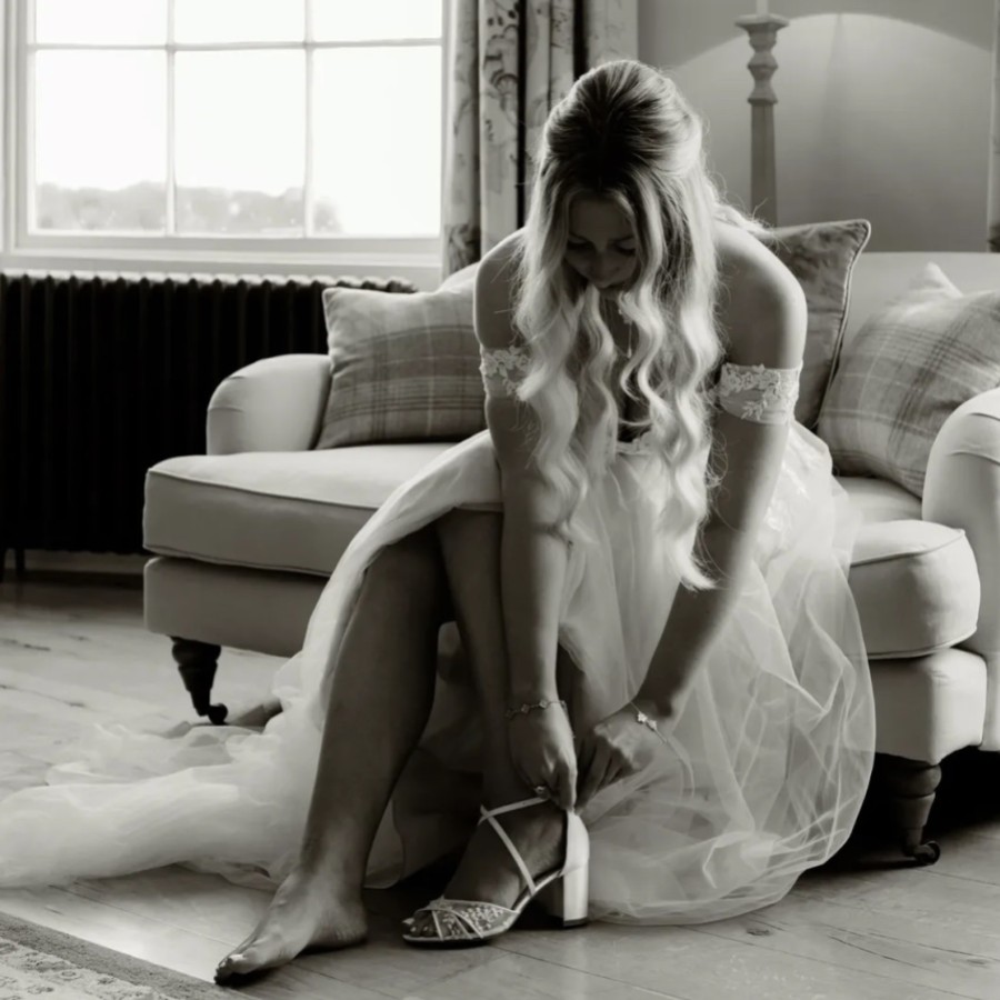 Real Bride - Shoni portant des sandales pivoine