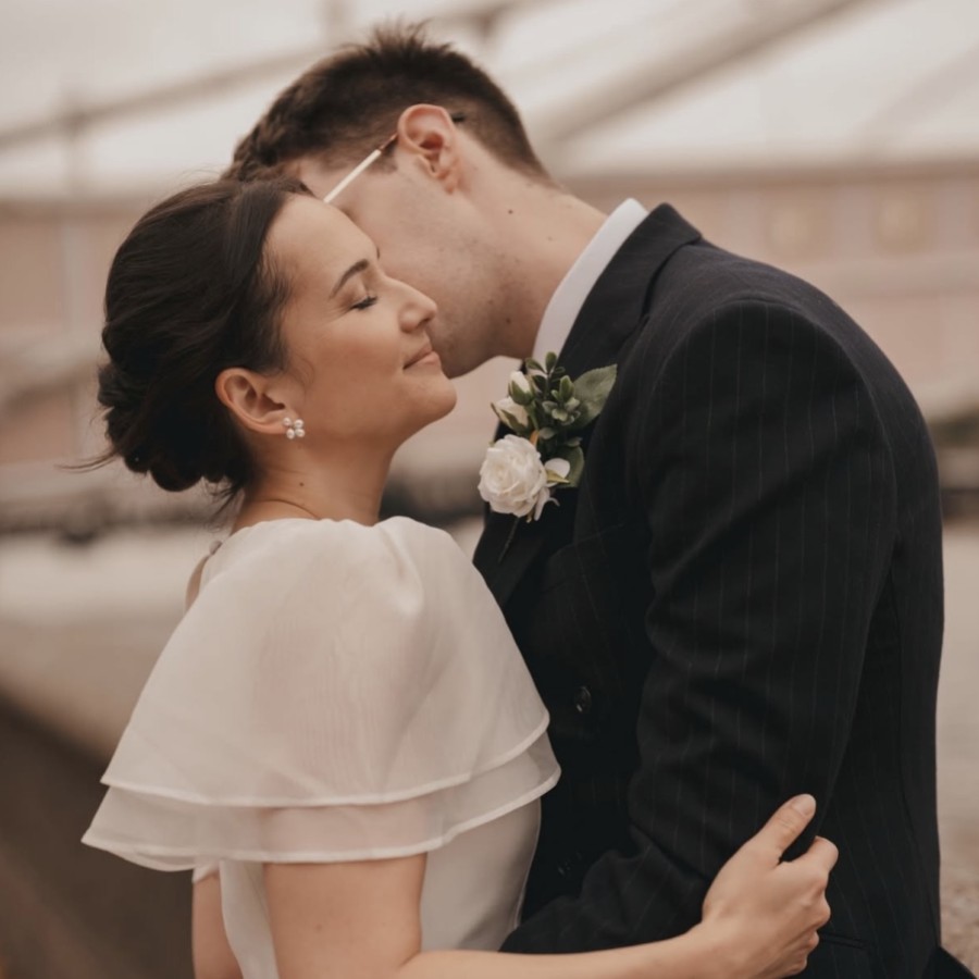 Una sposa vera con orecchini di perle Kensington