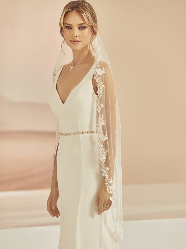 Bianco Ivory Single Tier Floral Lace Edge Fingertip Veil S413