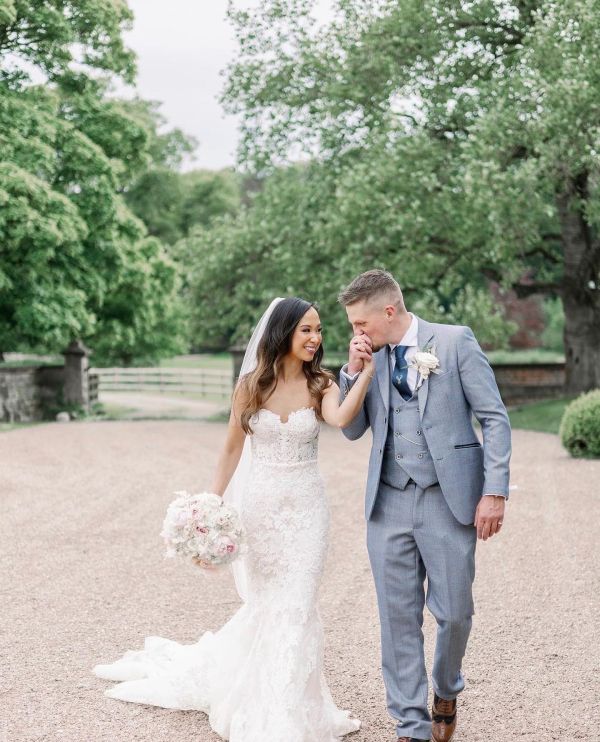 Real bride Christy wearing S227 veil