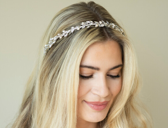 Wunderschöne Tiaras und Haarbänder für jede Ballkönigin
