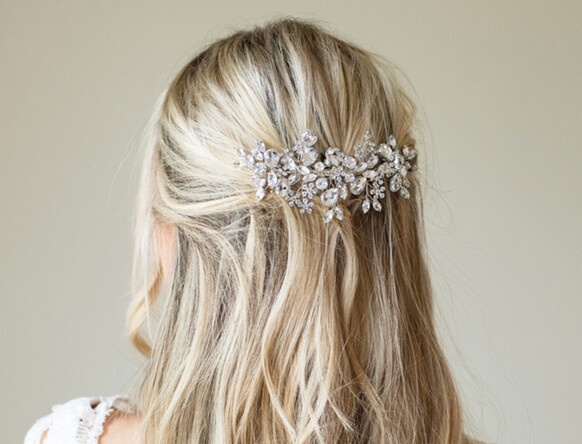 Brilla con nuestros accesorios para el pelo plateados