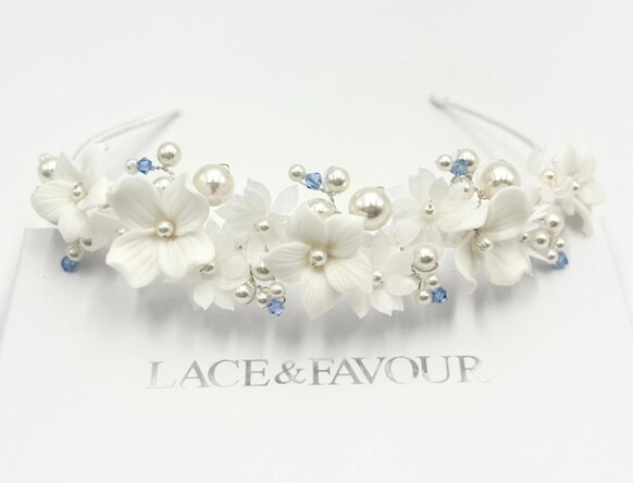 Acessórios de cabelo azuis para noivas da Lace & Favour