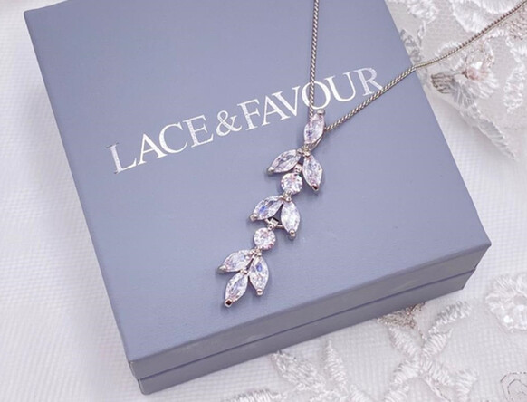 Completa tu look con un precioso collar para el baile de graduación