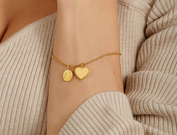 Pulseras y collares con dijes de Katie Loxton