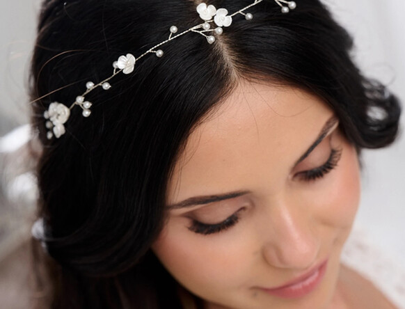 Descubre preciosos complementos para el pelo de novia en Lace & Favour