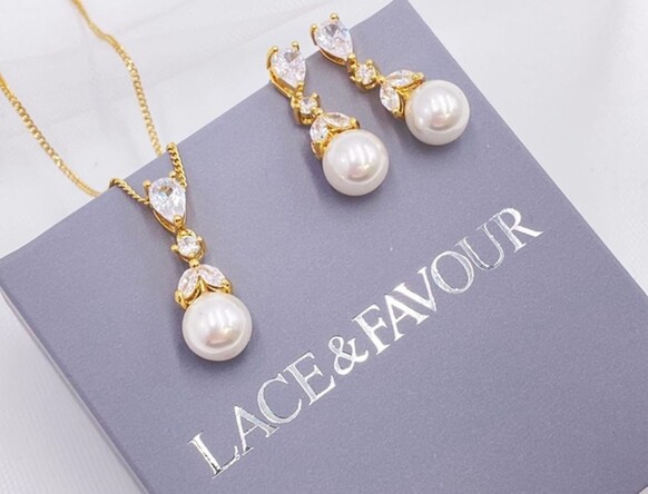Descubra joias de noiva elegantes em Lace & Favour