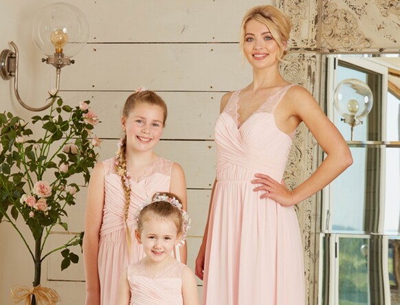 Preciosos vestidos y complementos de Linzi Jay