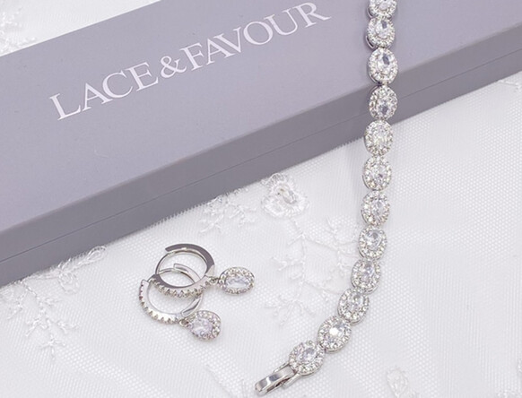Preciosos pendientes para el baile de graduación de Lace & Favour