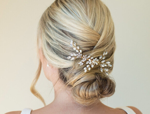 Pentes de cabelo dourados para noivas e damas de honra