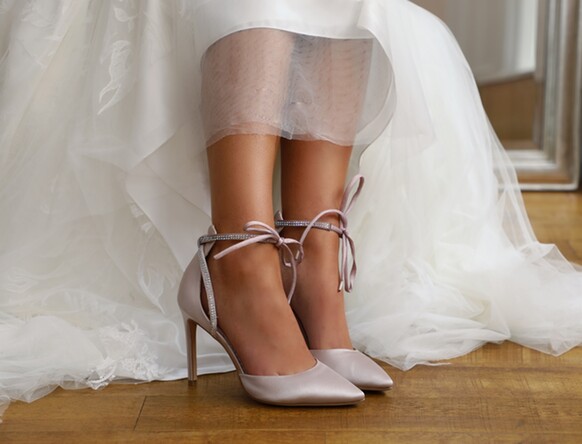 Sapatos elegantes em tom cinza-chamuscado