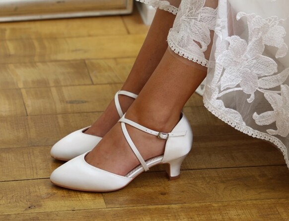 Sapatos de noiva elegantes, de largura ampla e salto baixo