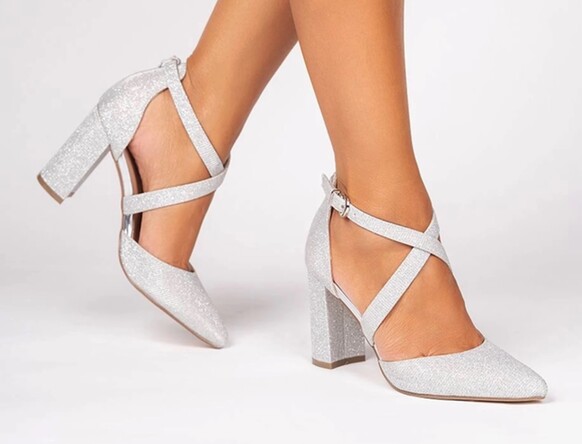 Sapatos de noiva sofisticados com salto em bloco prateado