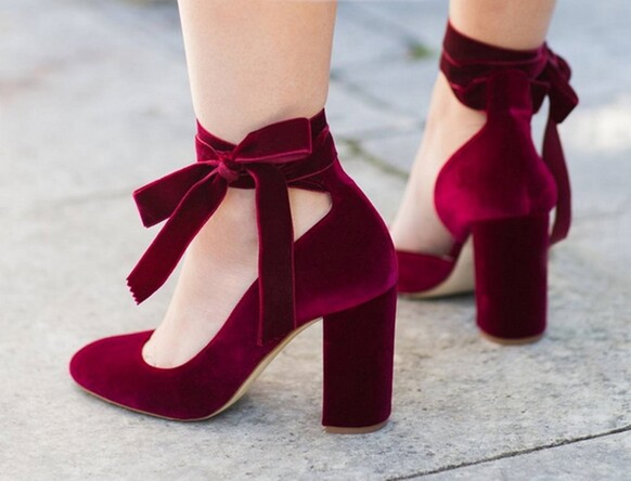 Crie o look com sapatos de ocasião em cor de vinho...