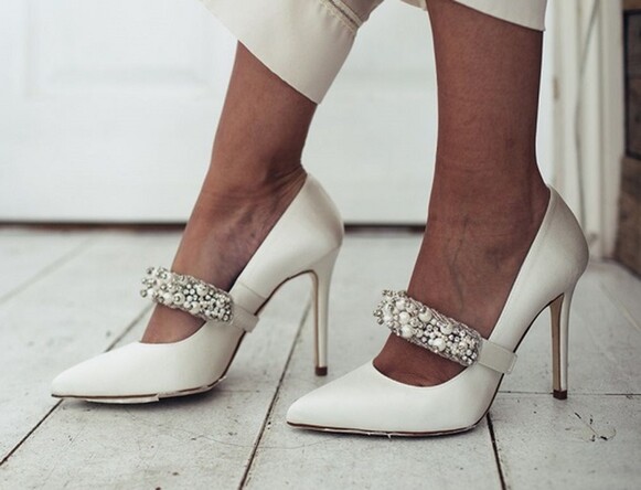 Saia com estilo com as tiras removíveis para sapatos