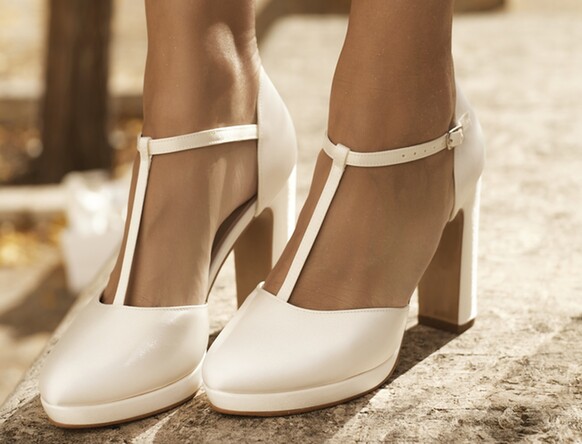 Preciosos zapatos de boda con tiras en T