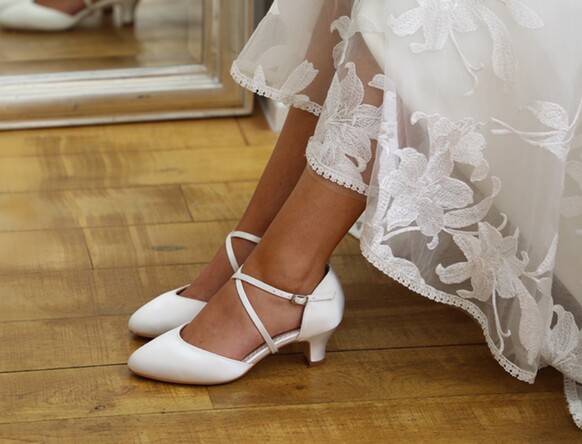 Preciosos zapatos de boda de tacón bajo