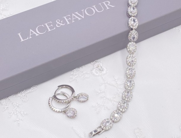 Lindos brincos para o baile de finalistas da Lace & Favour