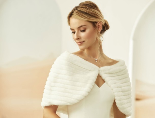 Chalecos y estolas de lujo para novias
