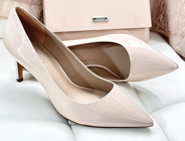 Trouvez l'accord parfait avec les chaussures d'occasion rose blush...