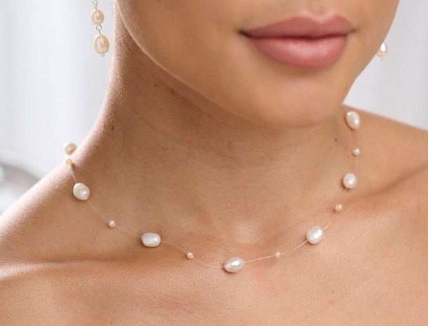 Completa tu look con un impresionante collar de novia