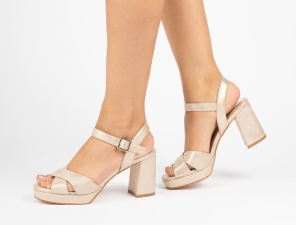 Sofortiger Glamour mit goldenen Prom Heels