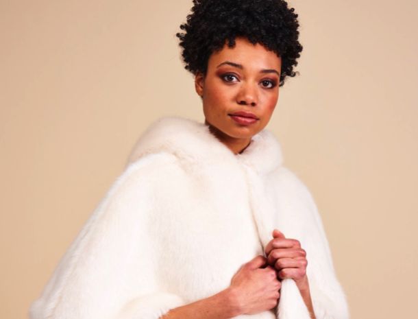 Couvertures éthiques en fausse fourrure pour les mariées