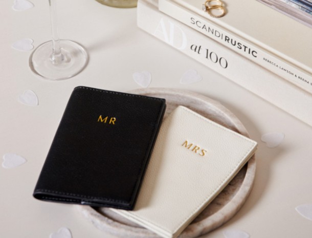 Voyagez avec style grâce aux cadeaux de lune de miel de Katie Loxton