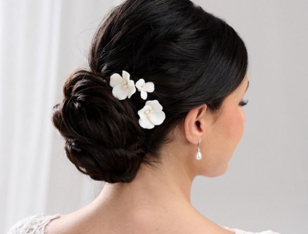 Acessórios florais para o cabelo que chamam a atenção