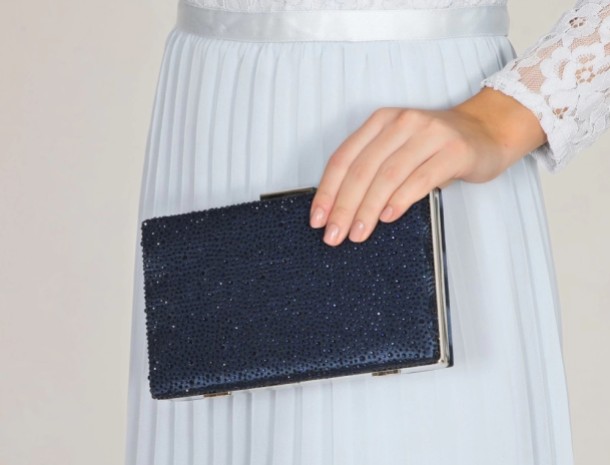Pochettes élégantes bleu marine chez Lace & Favour