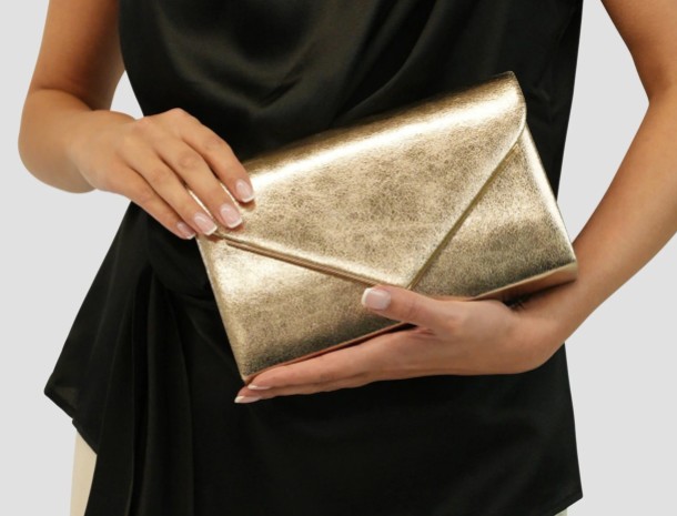 Des pochettes dorées scintillantes pour toutes les occasions