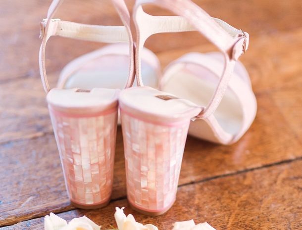 Mit roségoldenen Freizeitschuhen sind Sie bereit für die Tanzfläche