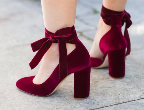 Crie o look com sapatos de ocasião em cor de vinho...