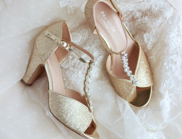 Dê um toque de glamour discreto ao seu look com sapatos dourados para ocasiões especiais...