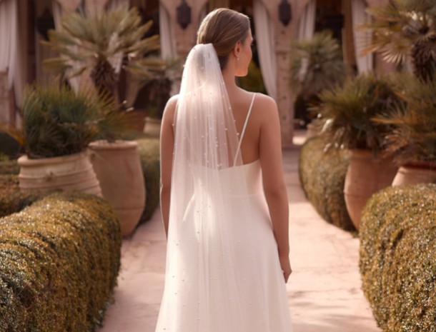 Scopri la bellezza dei veli da sposa lunghi fino ai piedi