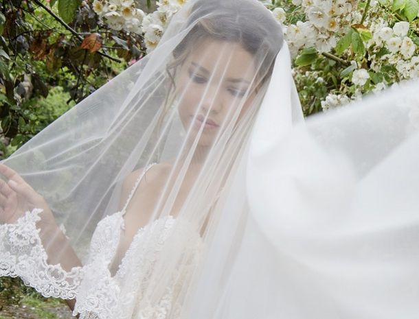 Traditionelle zweistufige Schleier für errötende Bräute...