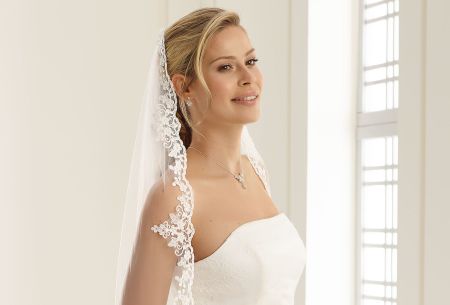 Single Tier Beaded Lace Edge Fingertip Veil 2