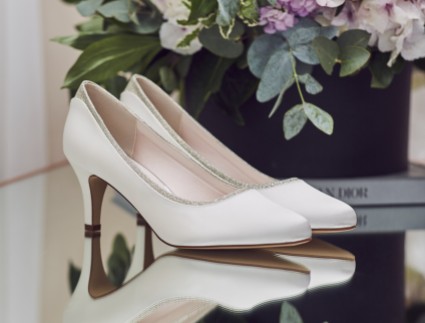 Buty ślubne o szerokim kroju
