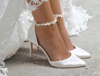Sapatos de noiva com tira no tornozelo
