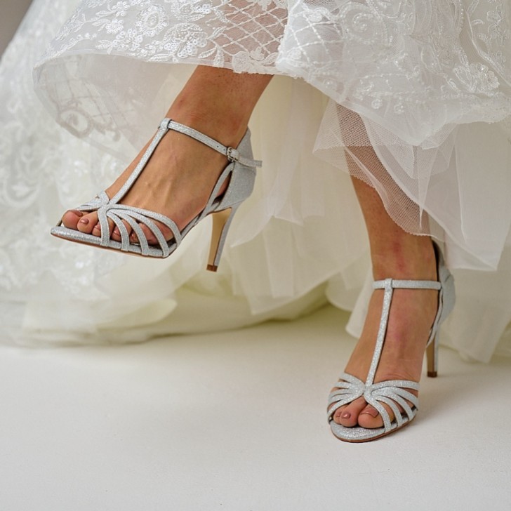 Perfect Bridal Bryony Silberne glitzernde Riemchen-T-Bar-Sandalen