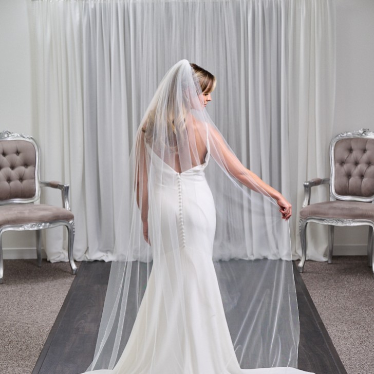 Belvedere Elfenbeinfarbener langer einstufiger Schleier mit floralen Spitzenmotiven